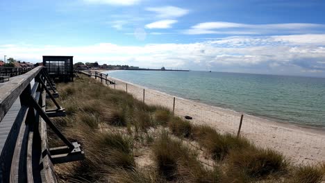 Muelle-De-Madera-Iluminado-Por-El-Sol-De-La-Playa-De-Arena-En-La-Península-De-Hel,-Mar-Báltico,-Voivodato-De-Pomerania,-Polonia