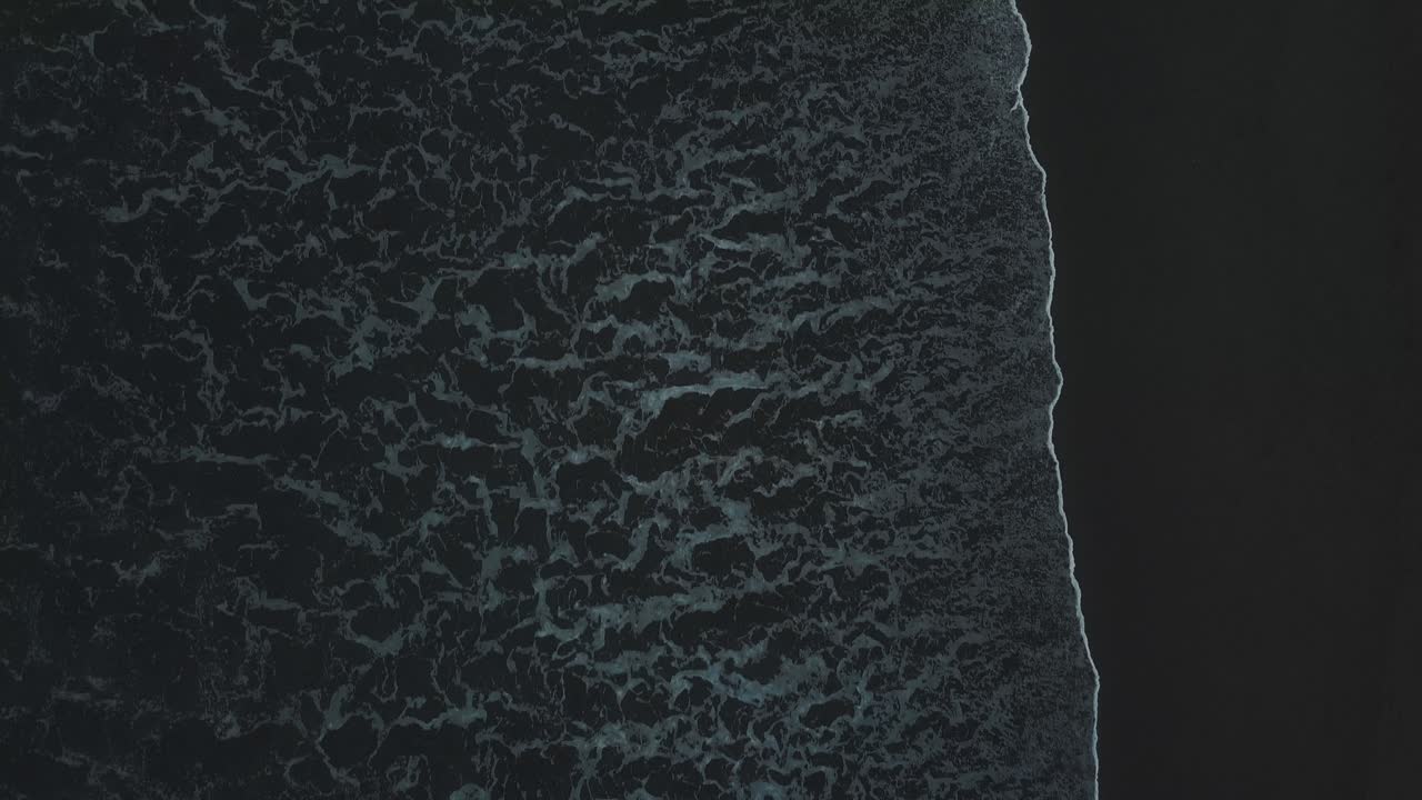 hermosa antena de playa tropical de 4k - una vista de pájaro de las olas del océano chocando contra una playa vacía desde arriba en monterrico, guatemala