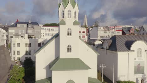 Picturesque-Free-Lutheran-Church-Frikirkjan-in-Reykjavik,-sunset-sunlight
