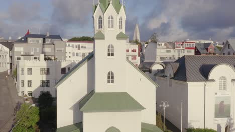 pintoresca iglesia luterana libre frikirkjan en reykjavik, luz del sol al atardecer