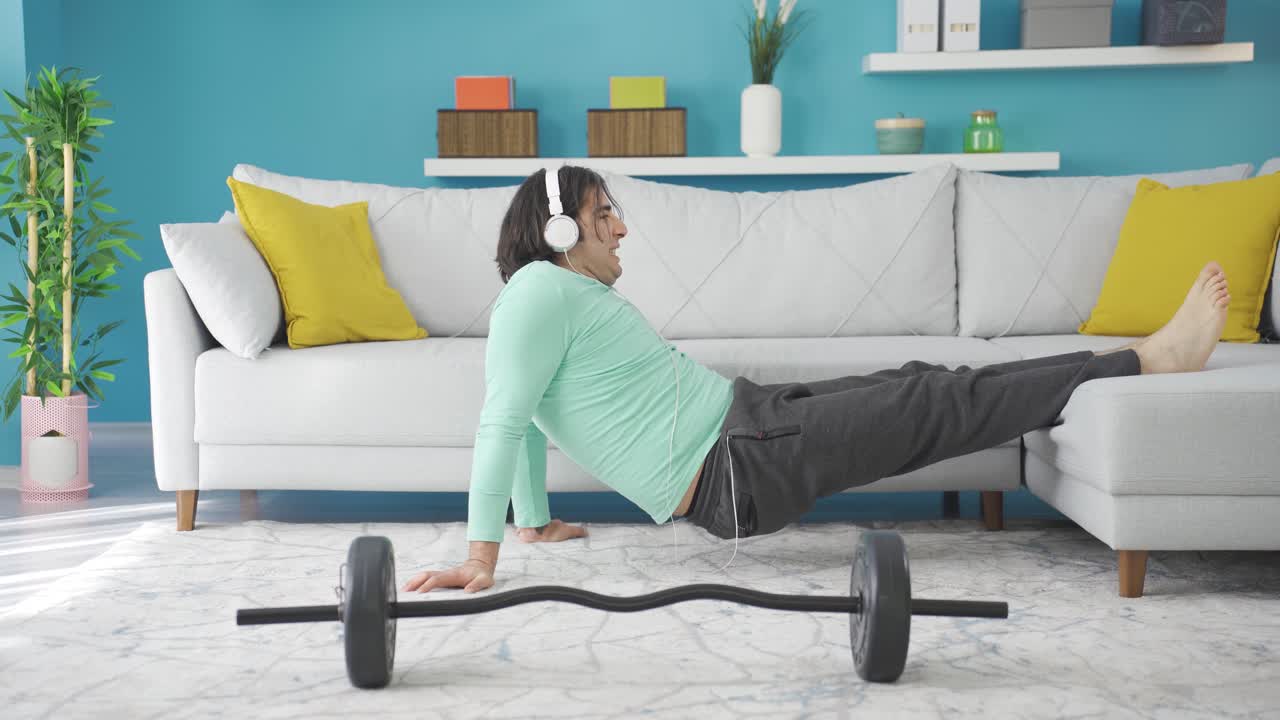 el hombre gracioso se lastimó el músculo del brazo mientras hacía ejercicios de estiramiento en casa.