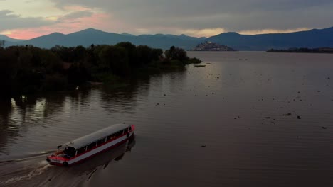 Drone-:-Lancha-En-Ruta-A-Janitzio-En-El-Lago-De-Patzcuaro