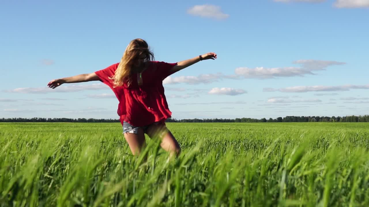 mujer caminando por un campo