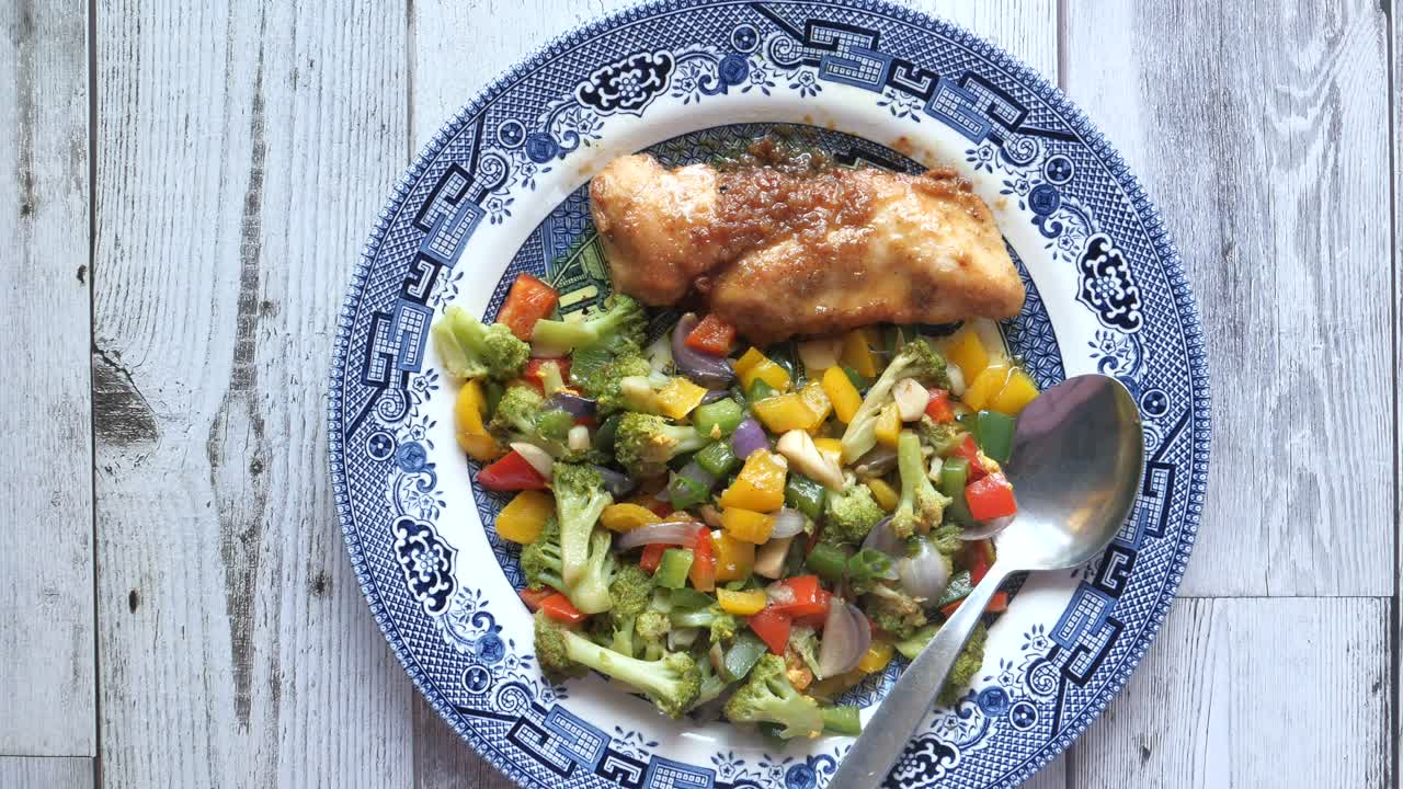 pollo a la parrilla con verduras asadas