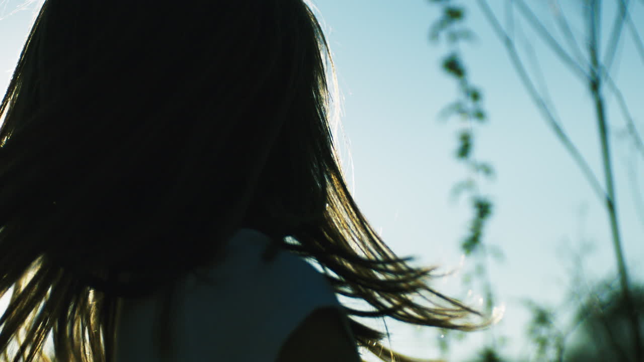 빛에 흐르는 머리카락을 가진 소녀