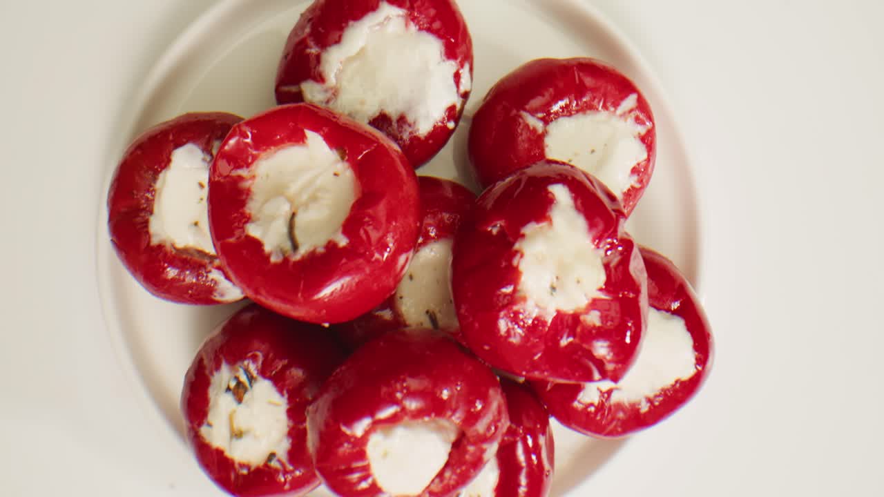 치즈로 가득 찬 고추, 이탈리아 또는 스페인 레스토랑, 전통적인 타파스 음식, 스페인 요리, 맛있는 발효 소금 타파스 및 치즈, 건조한 토마토, 술집 애피테이저, 뷔페