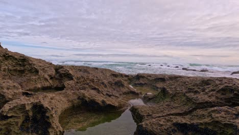 transición de la piscina de rocas submarina al paisaje oceánico