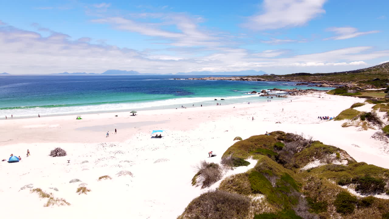 Flyfoto over naturskjønne Moonlight Beach ved Pringle Bay med fjerne Cape Point.