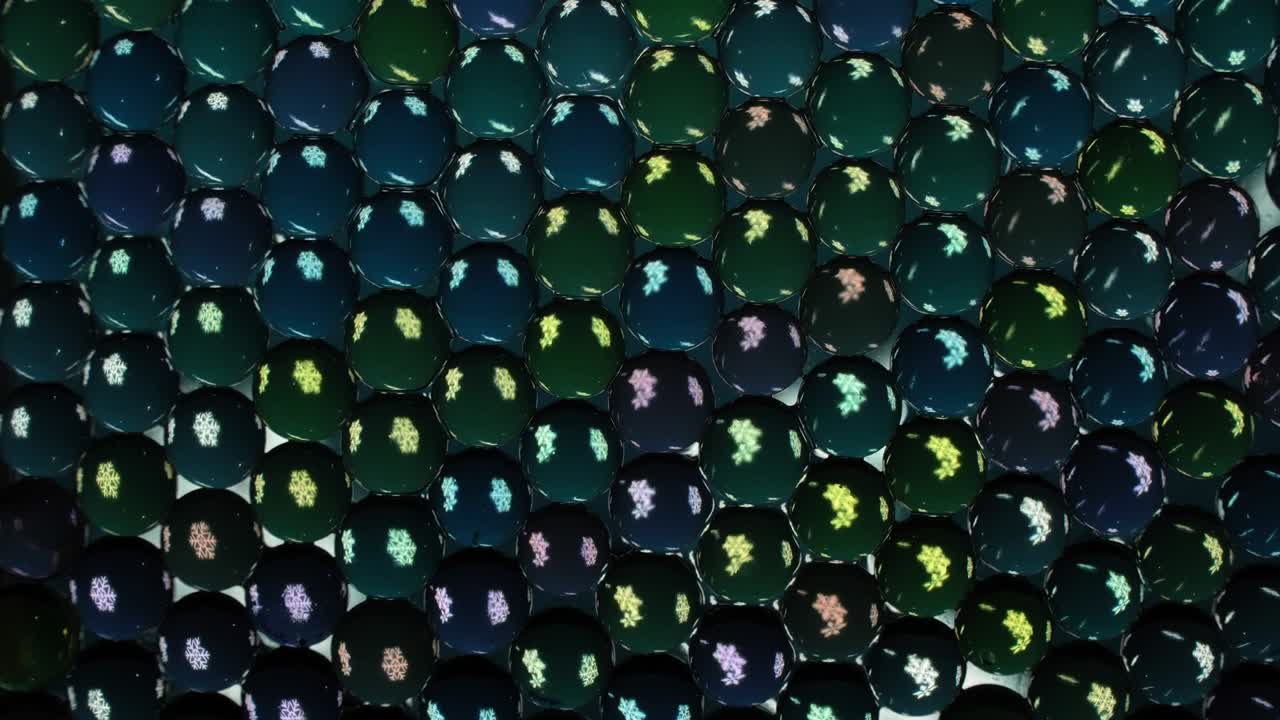 mini globos crisales teñidos que reflejan patrones de luz de colores; bucle