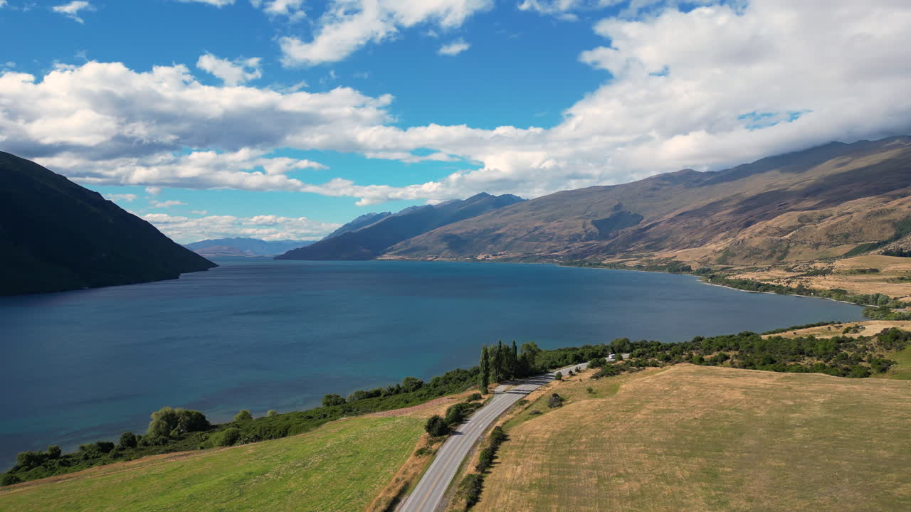 живописная дорога рядом с озером вакатипу возле кингстона, южный остров, новая зеландия