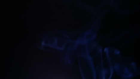 colores humo en fondo oscuro