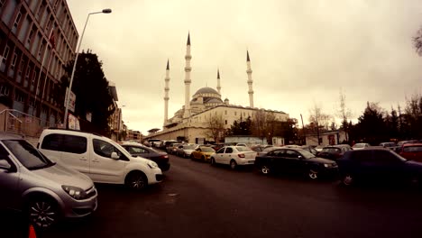 mezquita en el centro de ankara coches alrededor de un día nublado