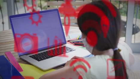 animación de iconos digitales sobre una chica caucásica con máscara facial usando una computadora portátil en casa