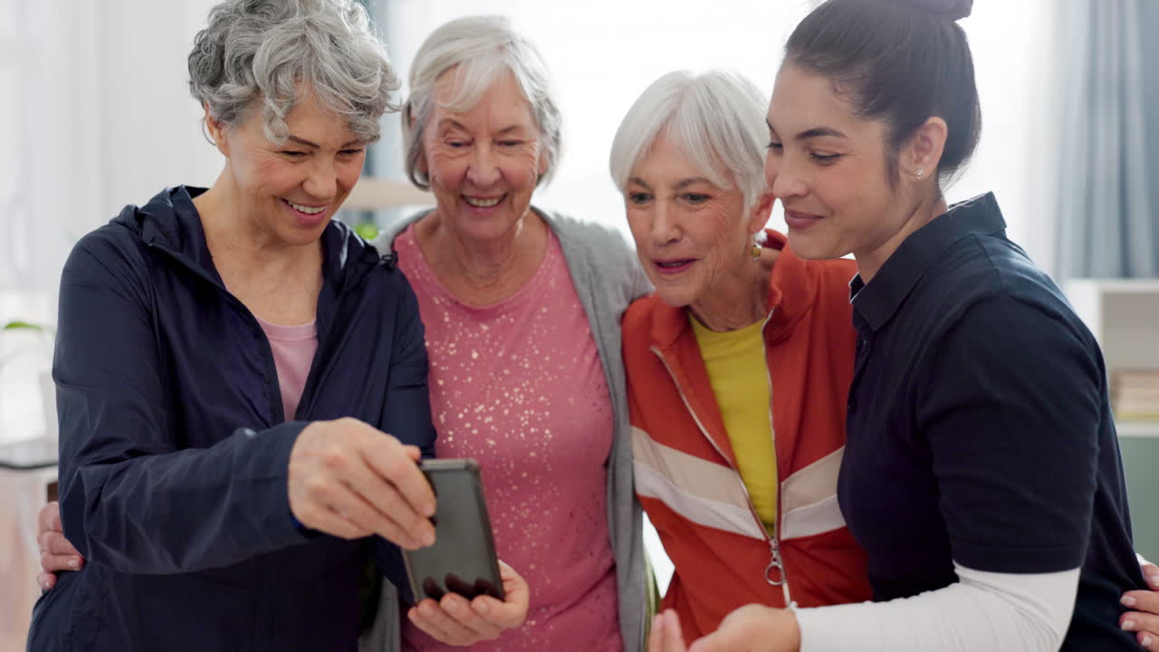 mujer mayor, grupo de ejercicio