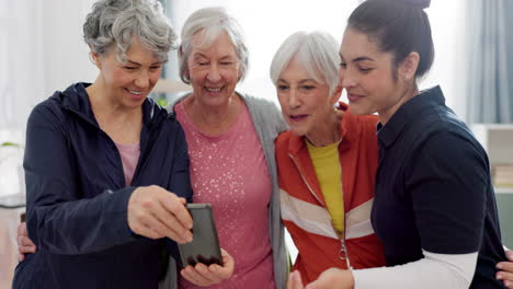mujer mayor, grupo de ejercicio