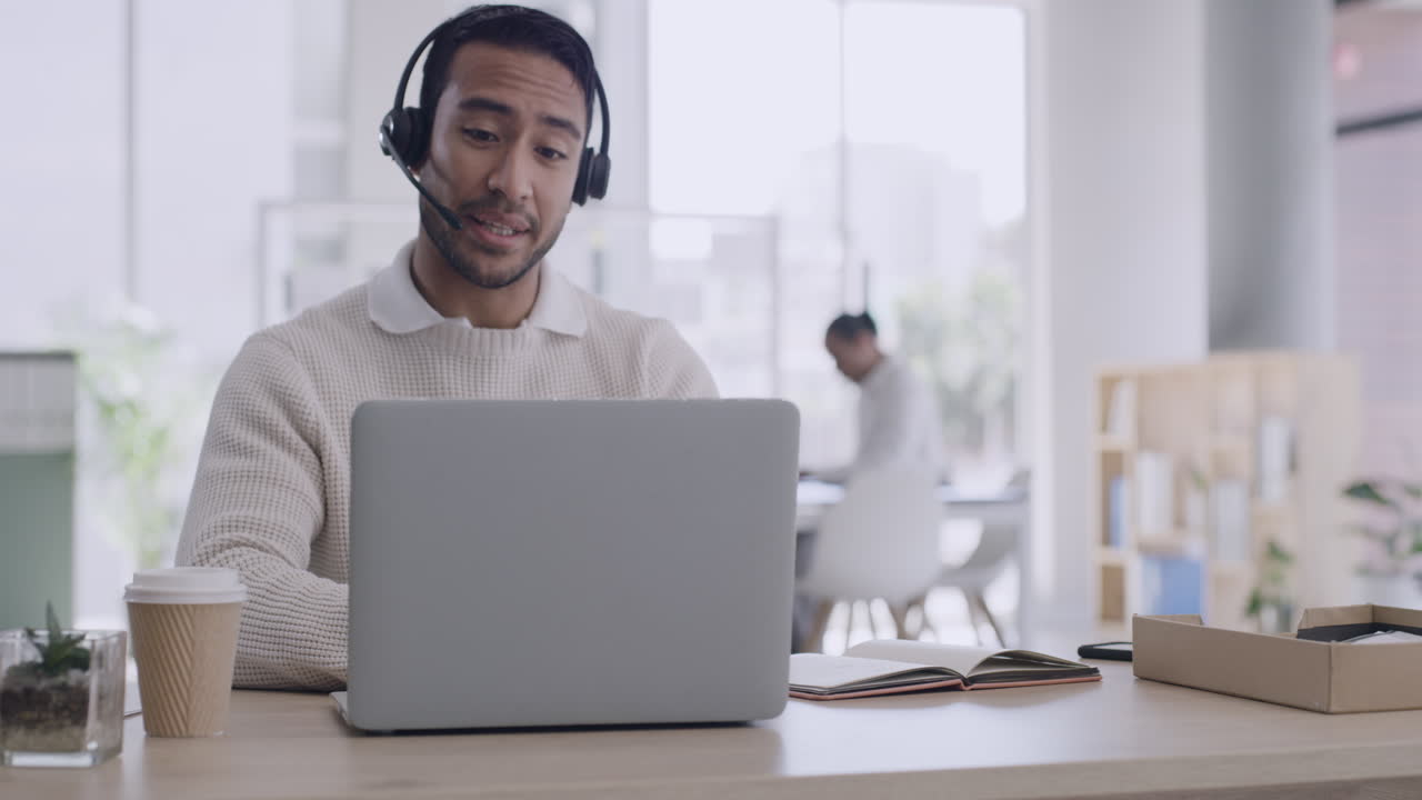 Ung mandlig callcenteragent taler med en kunde