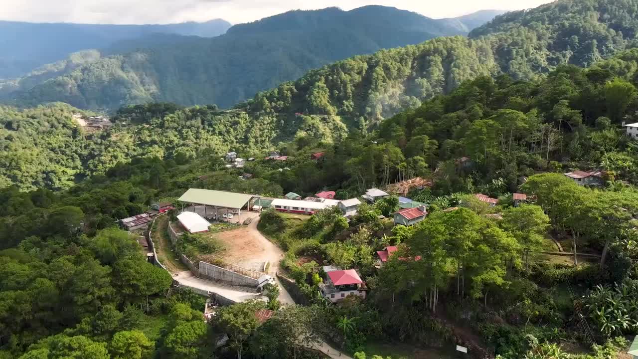 imágenes aéreas de la escuela de la aldea local, la escuela primaria tetepan, sagada, provincia de montaña, filipinas usando dji mini 2