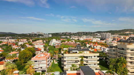 El-Dron-Captura-Vistas-Panorámicas-De-Casas-Costeras,-Ofreciendo-Impresionantes-Vistas-De-La-Inmensidad-En-Un-Día-Soleado.