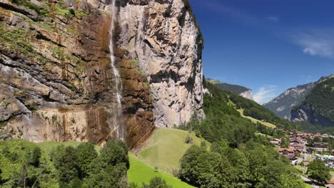 cascada suiza, alpes suizos acantilado rocoso naturaleza, pueblo en el valle