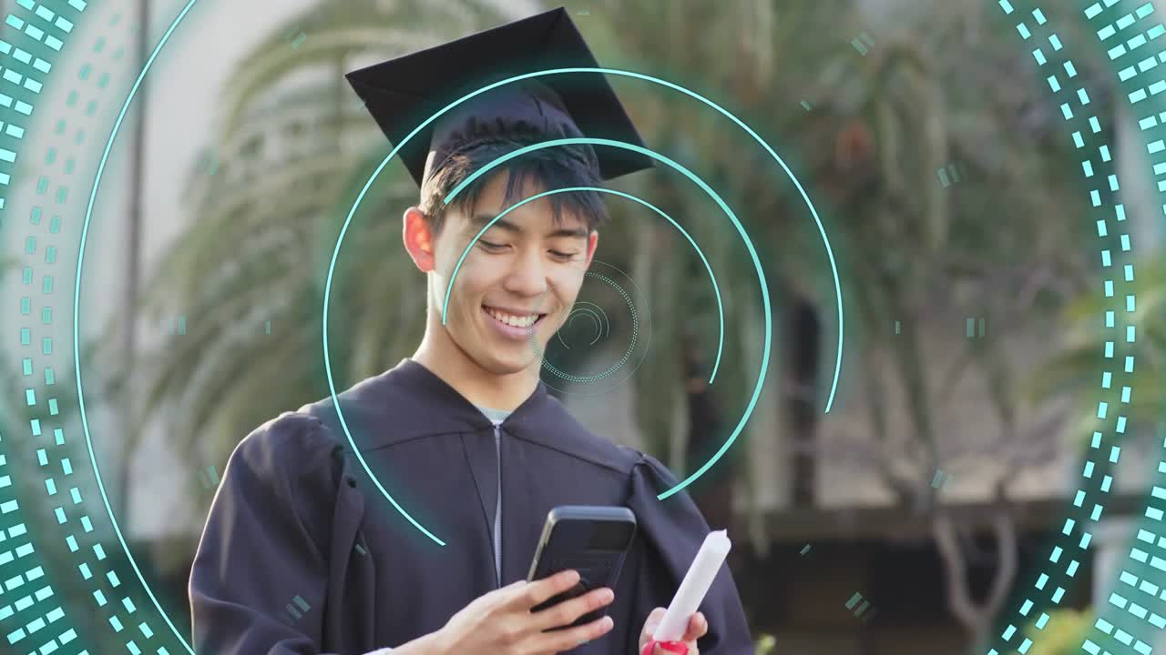 Laureato che estende il braccio per un selfie per la laurea, con anelli HUD che si animano intorno al viso, mentre controlla il telefono.