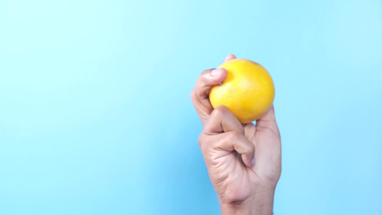 hånd der holder appelsin