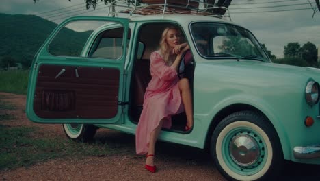 mujer en un coche de época