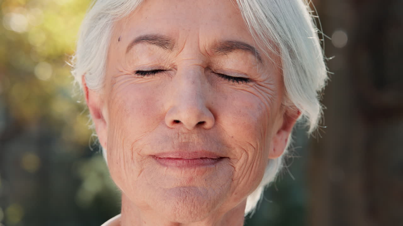 retrato en primer plano de una mujer mayor feliz