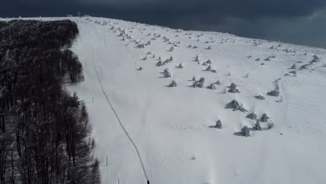 Panorámica-Aérea-De-Bosque-Nevado-Y-Montañeros-Cerca-Del-Pico-Chumerna,-Bulgaria