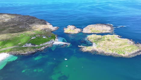 아일랜드의 비아라 반도 (beara peninsula) - 육지와 바다의 풍경, 보호된 멀리 떨어진 시 항구에 정박한 배, 작은 섬들에 의해 보호된, 만적인 야생 대서양 길.