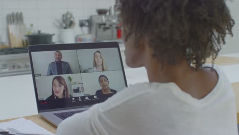 donna di mezza età che parla con altre persone durante la videoconferenza del laptop