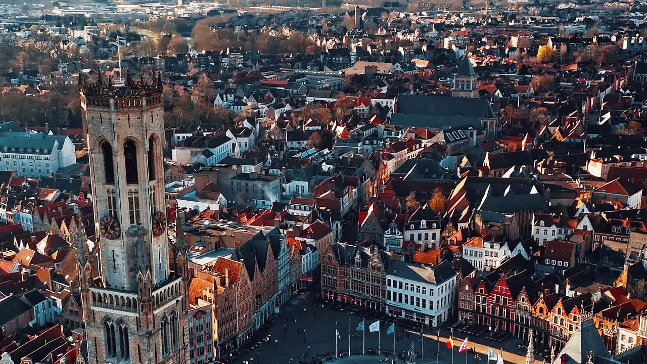 Esplora lo skyline di Bruges dall'alto durante una giornata di sole