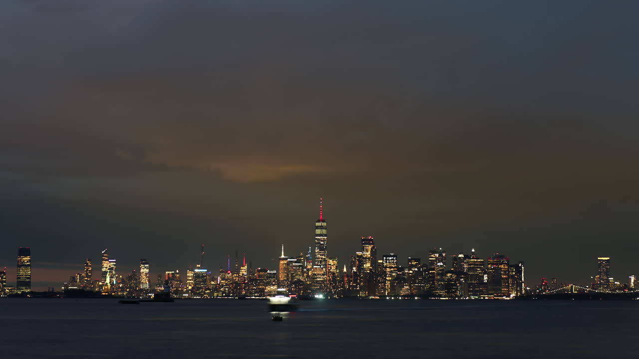 Beautiful timelapse panoramic view of Manhattan New York City at night