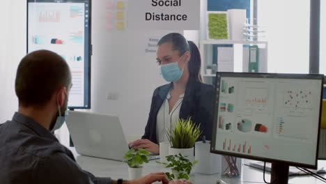 hombre de negocios mirando gráficos financieros en la pantalla de la computadora