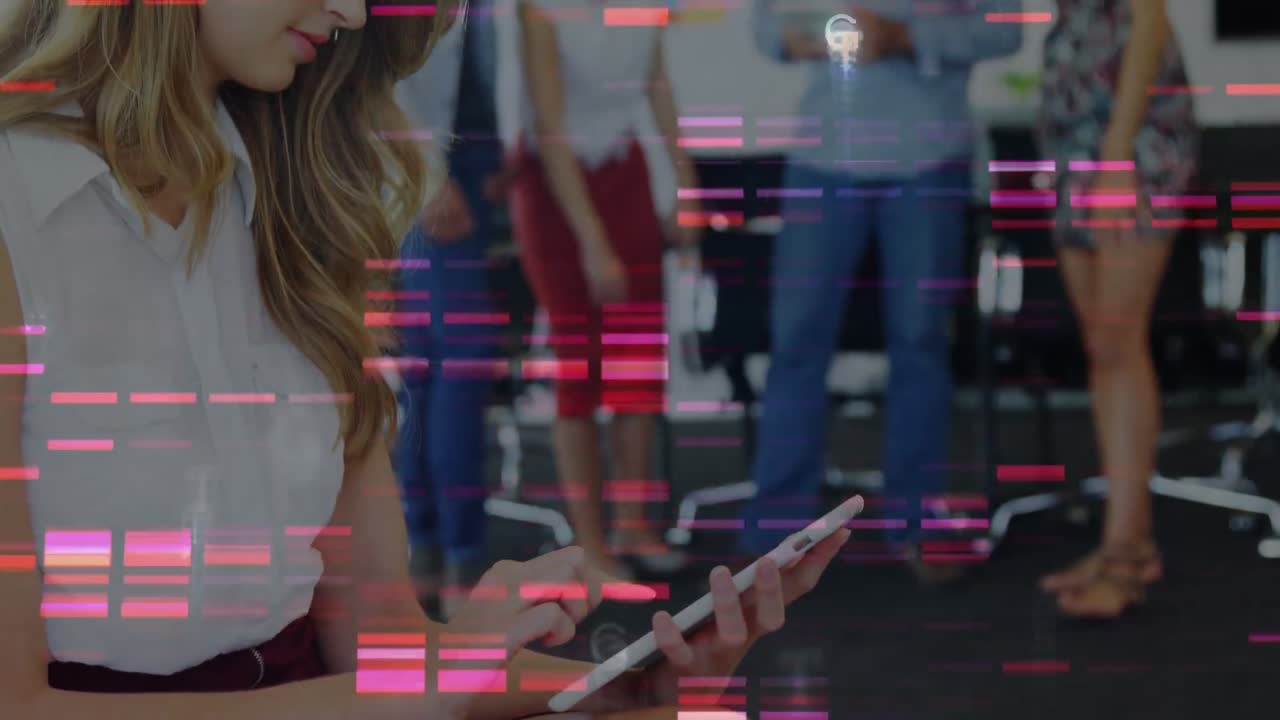 사무실에서 디지털 태블릿을 사용하는 백인 여성 위에 분홍색 모자이크 사각형의 애니메이션