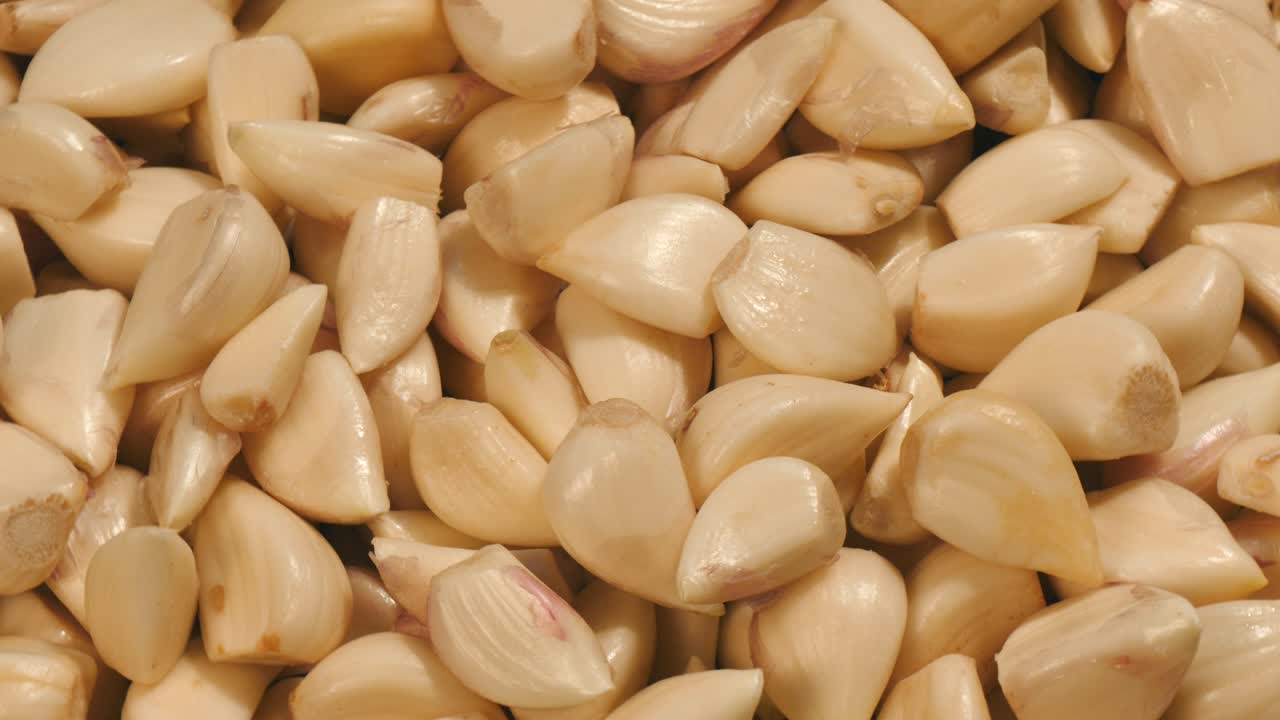 질 을 벗긴 마늘 을 돌리는 위쪽 의 모습