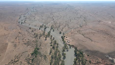 La-Vista-Aérea-Se-Inclina-Lentamente-Hacia-Arriba-Desde-El-Desfiladero-De-Brachina-Hasta-El-Horizonte-Interior,-Rangos-Flinders