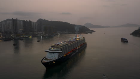 Großes-Kreuzfahrtschiff,-Das-Zwischen-Einer-Engen-Passage-Nach-Hongkong-Navigiert