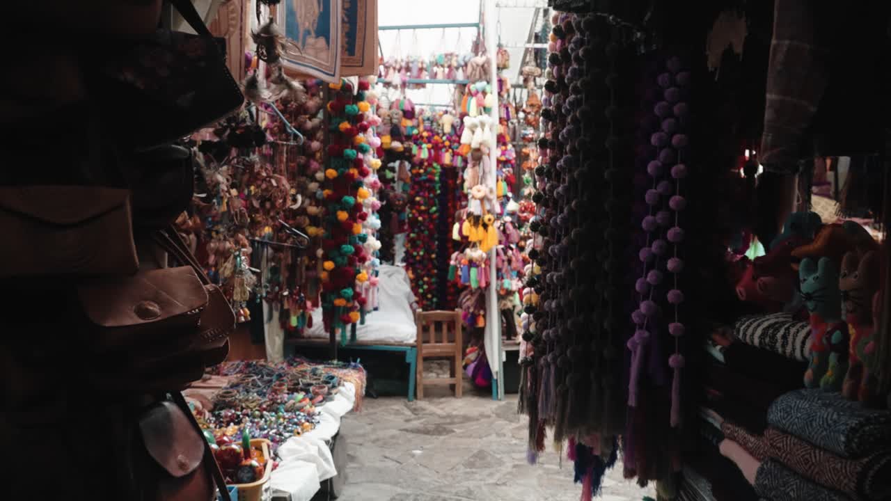 caminando dentro del mercado de artesanía local en san cristóbal de las casas, chiapas, méxico