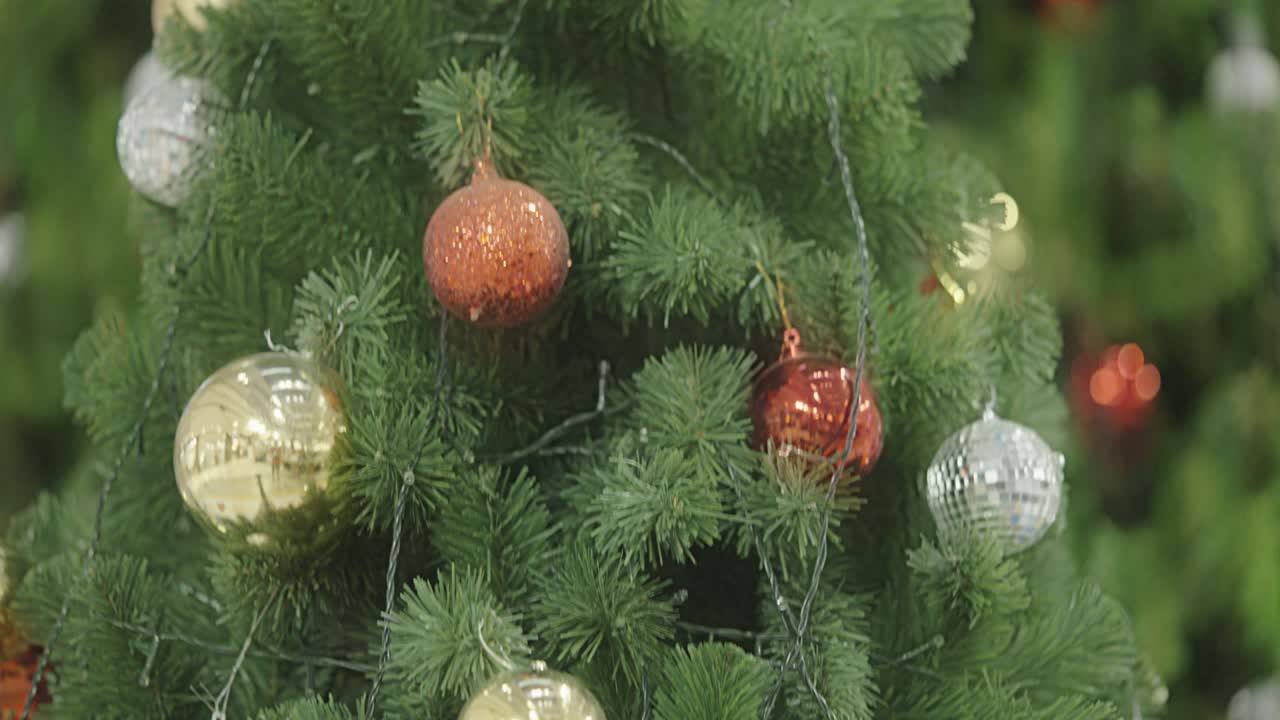Fundo desfocado de luzes de Natal e imagem borrada de guirlanda de luzes LED douradas coloridas