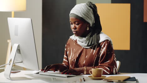 Joven-Negra-Usando-Computadora