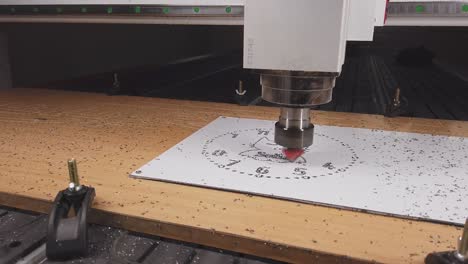 máquina enrutadora cnc grabado y corte de tablero de aluminio mientras hace reloj para niños