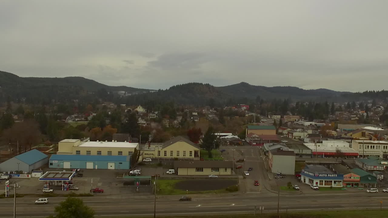 ciudad de coquille en el sur de oregon video de un dron aéreo del condado de coos que muestra edificios y la autopista 42