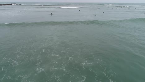 Toma-Aérea-De-Surfistas-En-Lima-Durante-El-Invierno