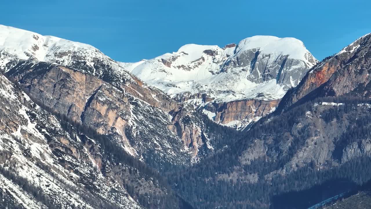 İtalya, Dolomitler'in karlı dağlarının hava drone ile yakın çekimi.