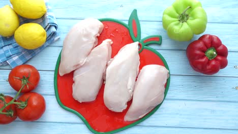 pecho de pollo crudo con verduras