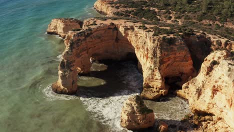 fotografía aérea ascendente y inclinada de los acantilados oceánicos en la región del algarve de portugal