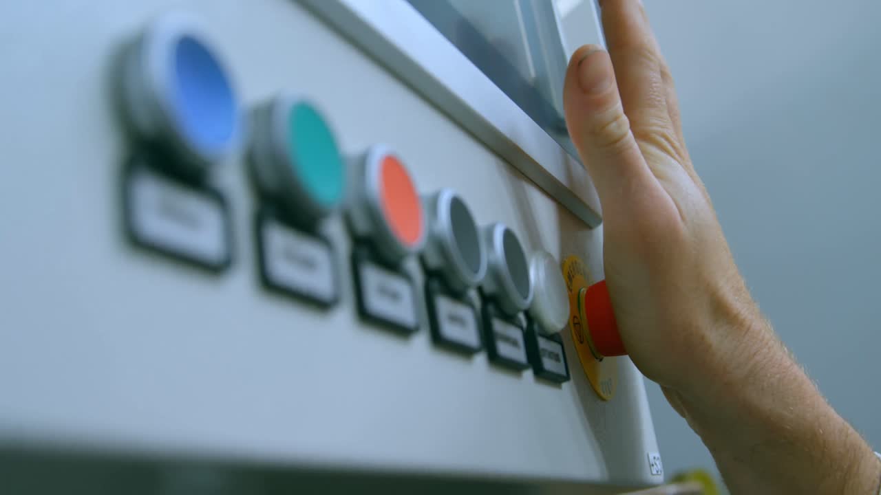 инженер-робот нажимает на кнопку панели управления 4k