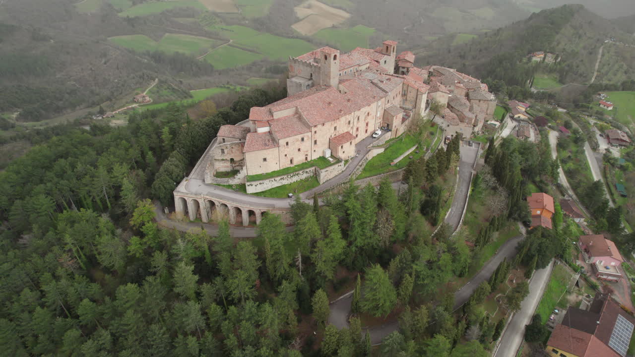 perspectivas aéreas del monte santa maria tiberina: descubra la magia de la umbría