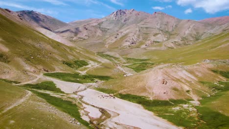 drohne fliegt an einem hellen sommertag in usbekistan über das fergana-tal