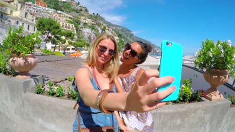 dos amigos tomando una selfie en positano, italia